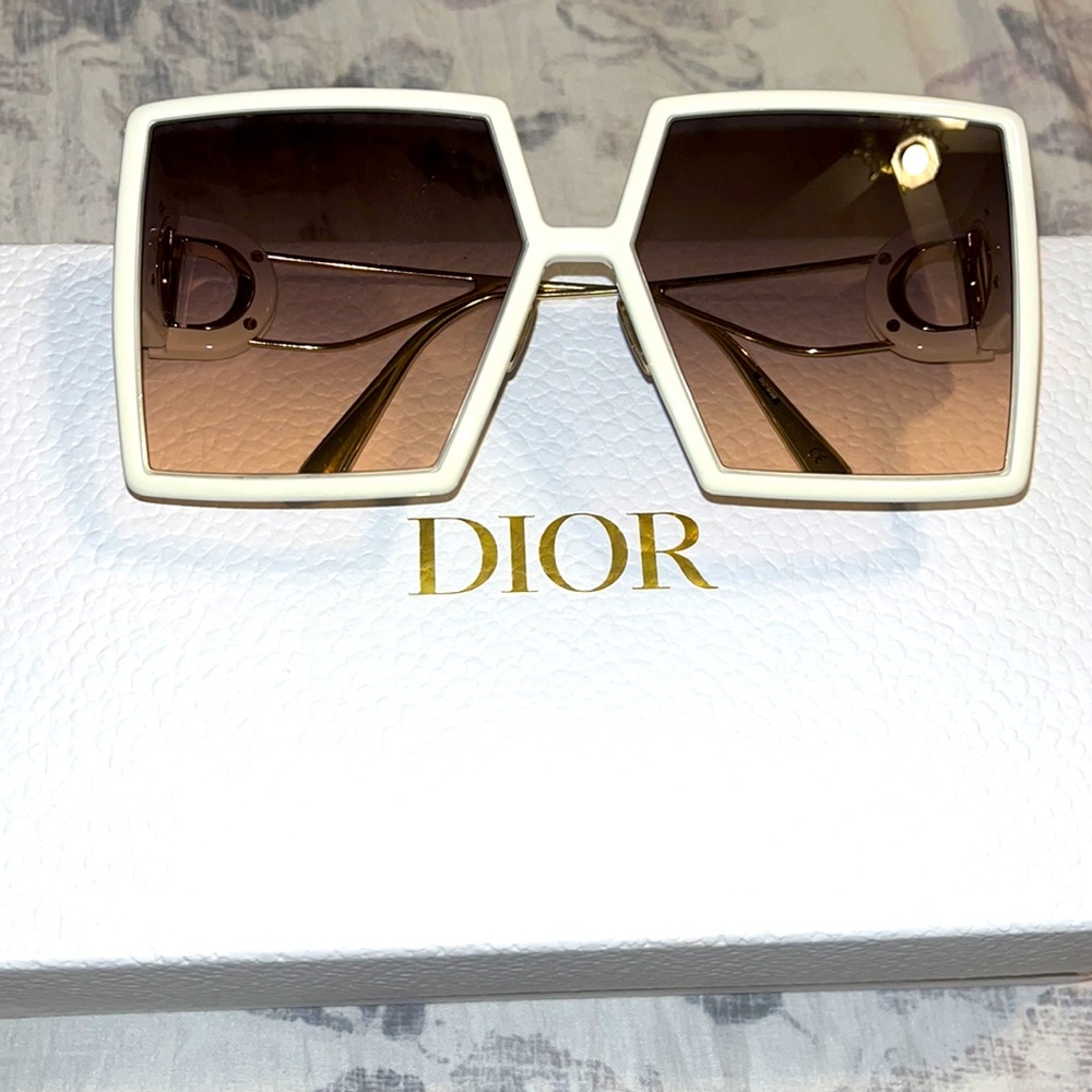 DIOR 30Montaigne Sunglasses 🕶 * Most wanted style!